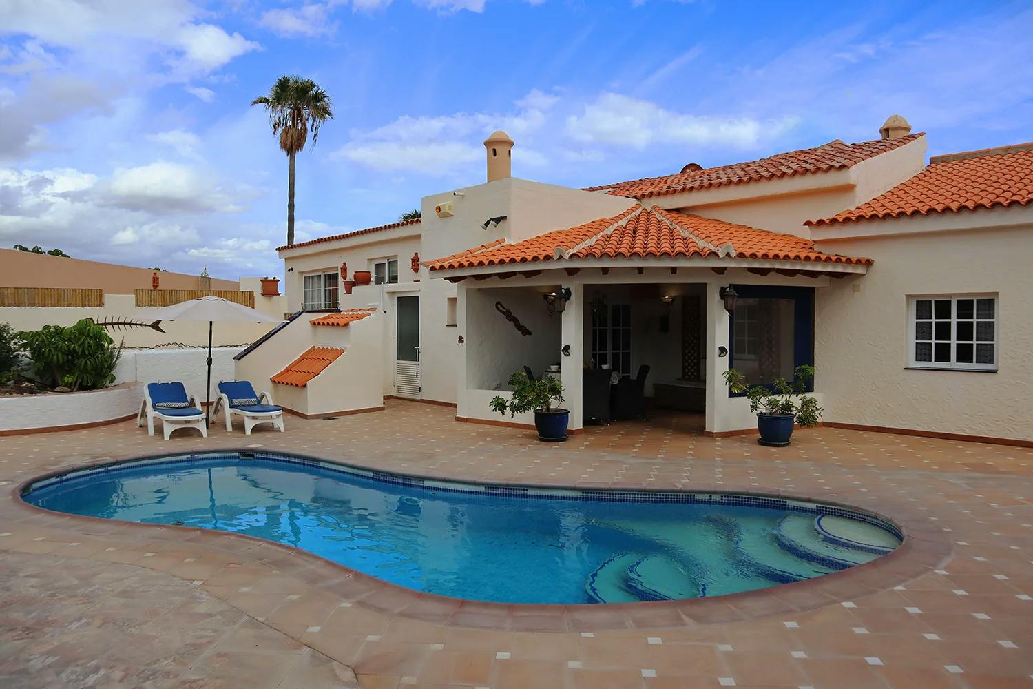 Image of 'Casa Magic' rental property, its outside area and swimming pool in tenerife